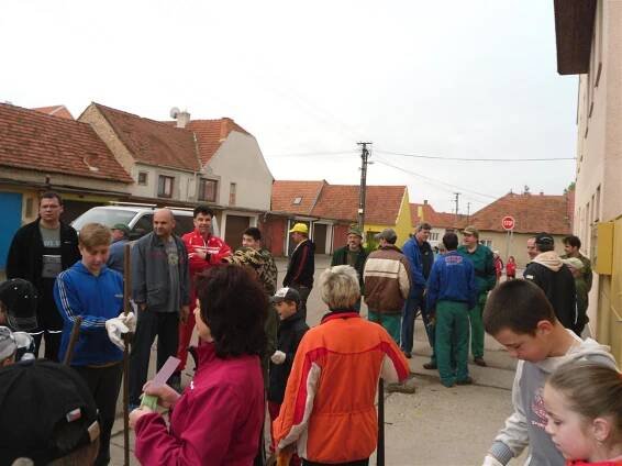 Jarní úklid obce 26.4.2014 - Oficiální stránky obce Jiříkovice