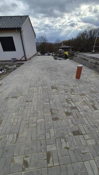 Kamenná dlažba a schody z porfyru do betonu, zámková dlažba