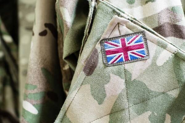 vlajka union jack na rukávu britské vojenské maskovací uniformy - spojené království - stock snímky, obrázky a fotky