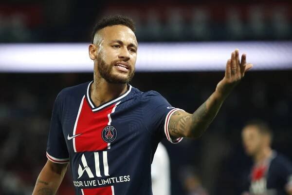 Divočina v Paříži! Rvačka, pět červených karet a rozzuřený Neymar