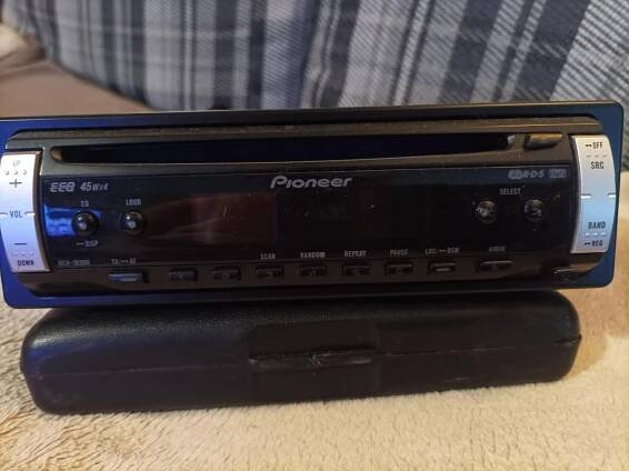 Autorádio s CD Pioneer za vaši cenu od 1 Kč