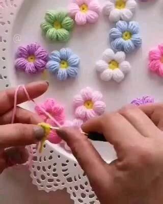 Obsahuje obrázek: Crochet flowers #crochetflowers