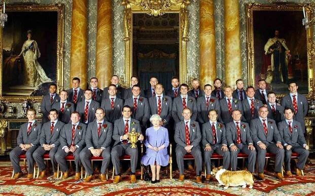 Britain's Queen Elizabeth II poses 08 December, 2003, with the England rugby squad at a reception at Buckingham Palace in London to celebrate winning the Rugby World Cup