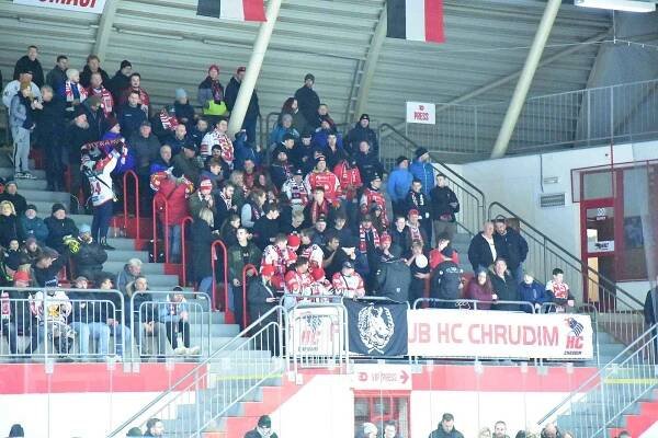 Hráči pardubického rezervního týmu, který hraje druhou nejvyšší hokejovou soutěž, hrál se Vsetínem čtvrtfinále play-off. V něm hladce podlehl 3:0 na zápasy.