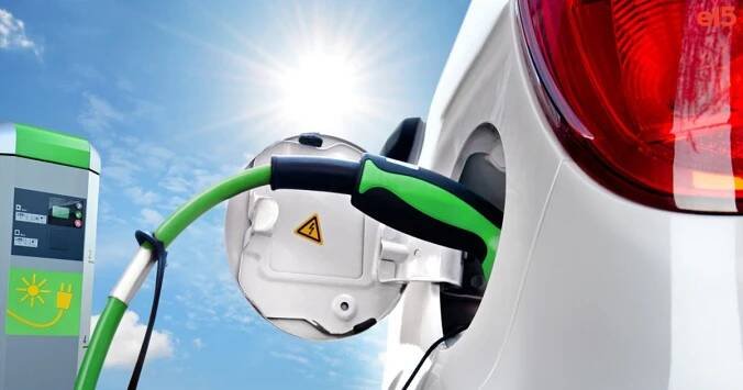 Počet elektromobilů se v Česku loni zvýšil téměř dvojnásobně. Většina z nich je v Praze
