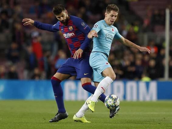 Na snímke zľava hráč Barcelony Gerard Pique a hráč Slavie Lukáš Masopust