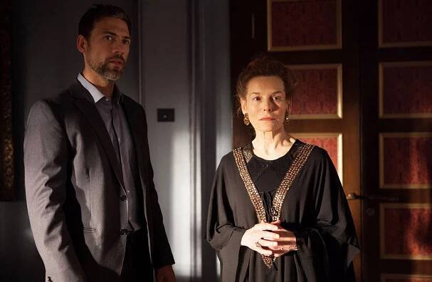 Tyran - Mimořádný stav - Z filmu - Adam Rayner, Alice Krige