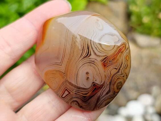 Achát sardonyx troml 81g - naturshop.cz