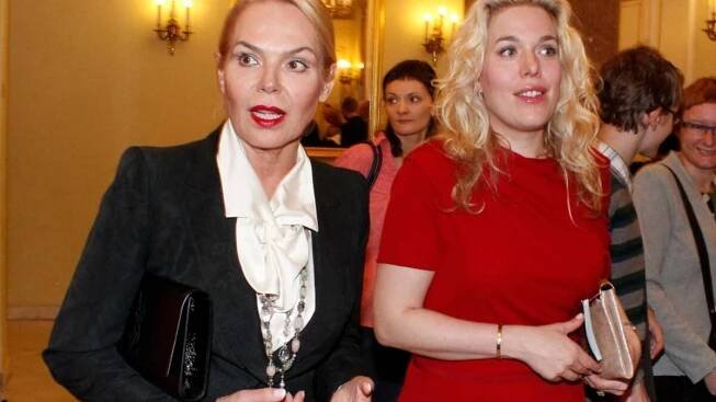 “Byl první muž u nás na mateřské dovolené,” vzpomíná Dagmar Havlová. Dcera Nina je úspěšnou so...