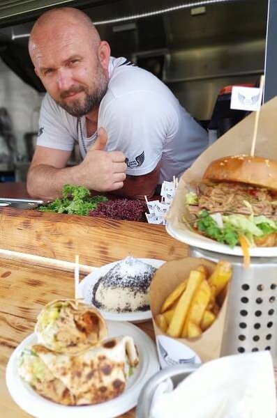 Lidé už se naštěstí nespokojí jen s langošem a klobásou. Rádi se jídlem baví, říká majitel budějckého Foodtrucku Petr Hošek