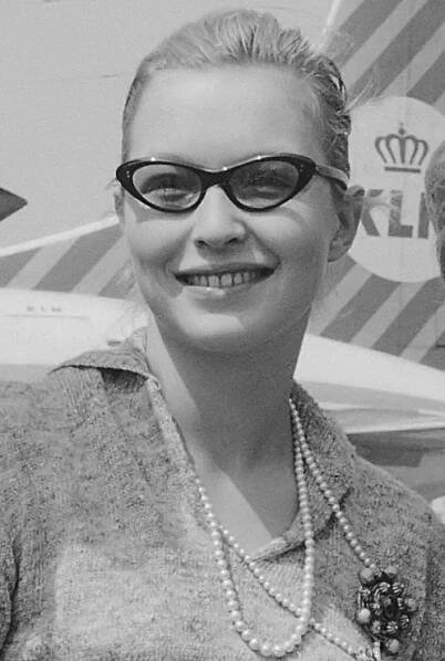 Category:20th-century black and white portrait photographs of standing women at bust length - Wikimedia Commons