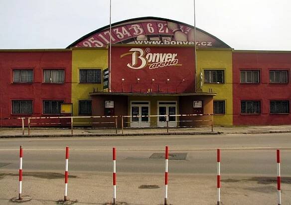 Hala Tatran, které už roky vévodí název Bonver Aréna.