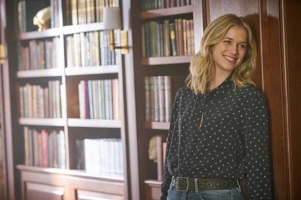 TY - Kapitán - Z filmu - Elizabeth Lail