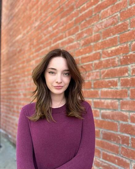 Galerie | Emma Dumont: Hvězda Oppenheimera odkrývá svou pravou tvář! | EXTRASIMO.cz
