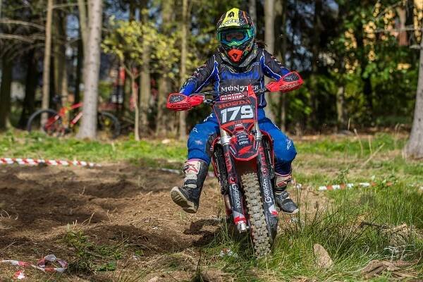 Motorkáři se nechali v Herálci ohodit bahnem pro dobrou věc. Pro Tomíka s obrnou - Baži-foto