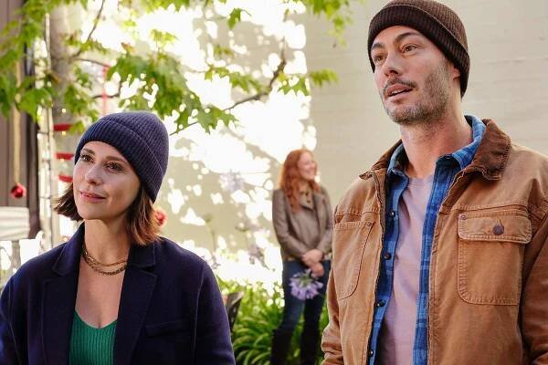 Lifetime's The Holiday Junkie Starring Jennifer Love Hewitt , Brian Hallisay and Debra Christofferson.