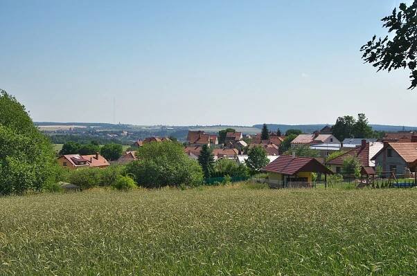 Rudice, ta tyčka v pozadí je vysílač Kojál - třetí nejvyšší stavba v ČR. 