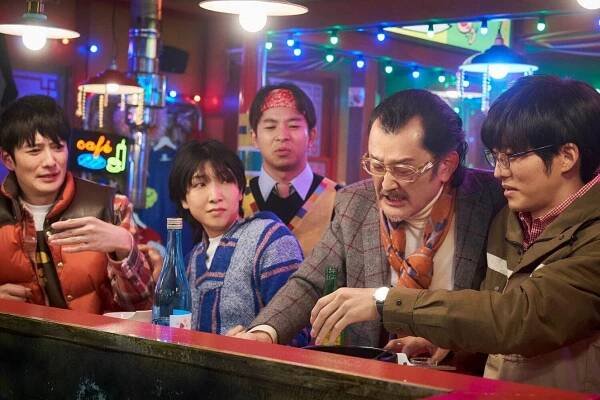 Jutori desu ga nani ka: International - Z filmu - Masaki Okada, Sakura Andó, Kótaró Jošida, Tóri Macuzaka