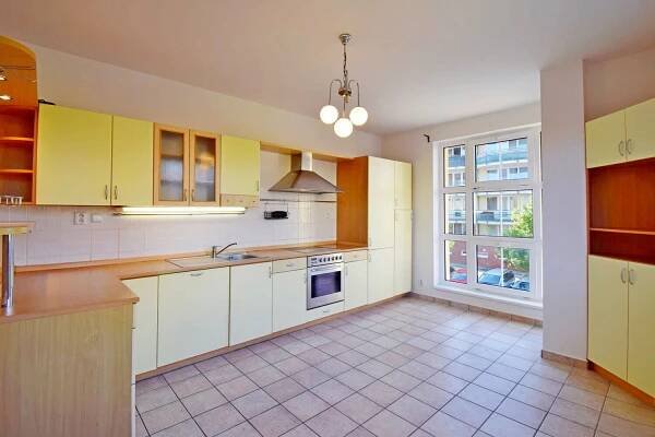 Prostorný 3+1 s balkonem 87 m2, Voskovcova ul., Praha 5 Barrandov