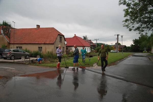 Chlumany vzala voda ze dvou stran