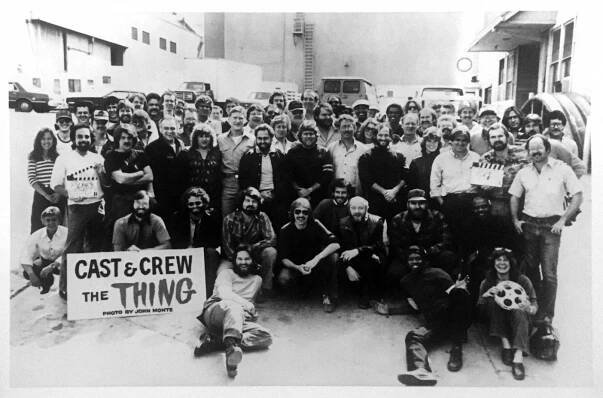 Richard Dysart, Thomas G. Waites, Donald Moffat, Kurt Russell, Dean Cundey, John Carpenter, Peter Maloney, Joel Polis, Richard Masur, T.K. Carter, Keith David - Věc - Z natáčení