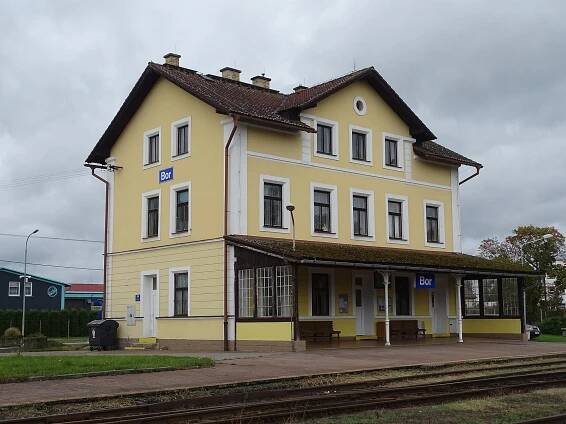 Soubor:Bor, železniční stanice, budova od jv, přes koleje v detailu.jpg