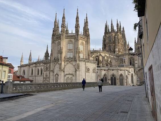 Krajem poutníků ve Španělsku. Objevte katedrálu UNESCO a sestru Mony Lisy