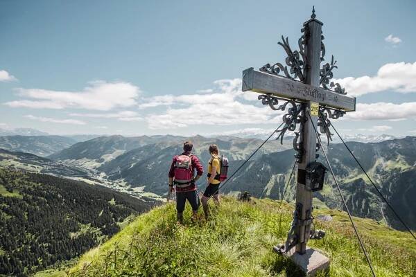 Výhledy z vrcholu Staffkogel (2115 m), Home of Lässig Hike, Saalbach Hinterglemm, Kitzbühelské Alpy, Rakousko.