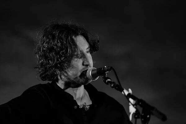 dean lewis CU-8.jpg