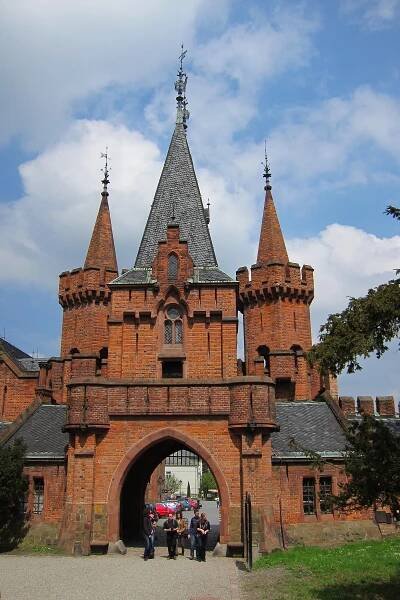Vstupní neogotická brána, zámek Hradec nad Moravicí