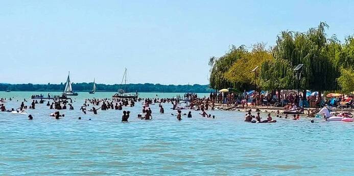 lidé se koupají na pláži Lido Strand III na Balatonu