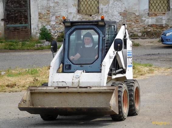 Při obnově kláštera řádové sestry samy řídí smykáč Bobcat / Tiskové zprávy / bagry.cz - vše o stavebních strojích pro zemní