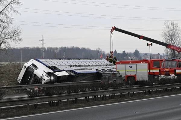 Provoz na D8 u Veltrus ve směru na Prahu je po vyproštění kamionu obnoven