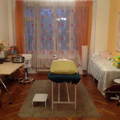 Asijská omlazující péče o obličej: Masáž Gua Sha a baňková masáž