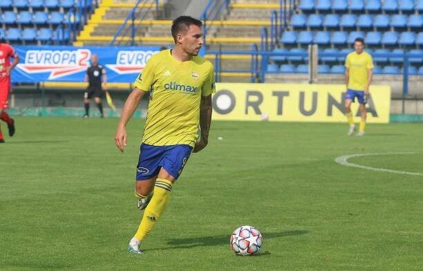 Fotbalisté Zlína (žluté dresy) v posledním přípravném zápase jen remizovali s brněnskou Zbrojovkou 1:1.