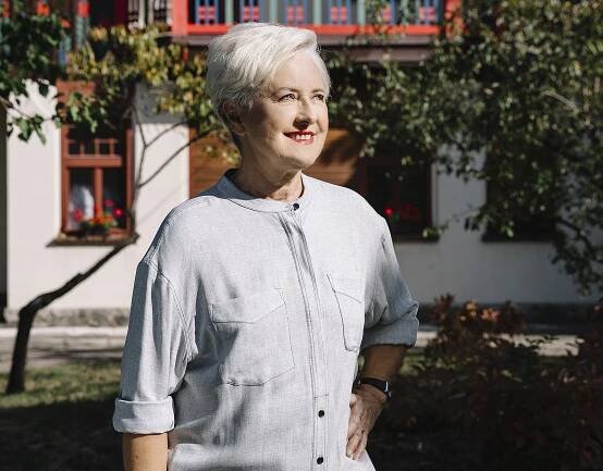Žena za pultem filosofie. Hogenová místo života v pravdě nabízí život na chatě