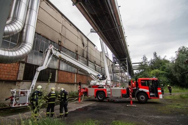 Sedmnáct jednotek hasičů likvidovalo požár haly v areálu ŽDB v Bohumíně