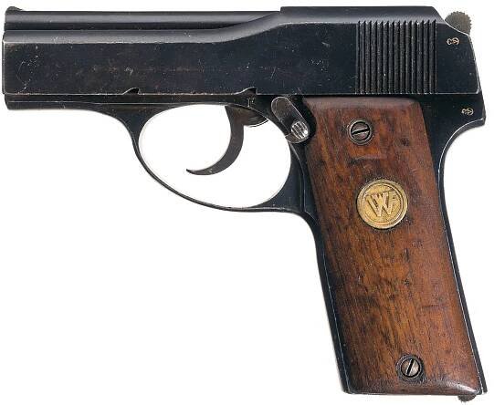 Left side view of the "Little Tom" shows the safety catch, which is operated in the same way as the safety of the later Beretta M1934 and M1935. (Picture courtesy Rock Island Auction).