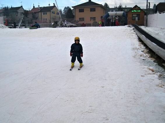 Zpráva pro lyžaře: Ski areál Máchovka je stále v provozu