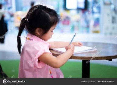 Roztomilé Asijské Dívka Psaní Knihy Soustředěně Tužkou Dítě Cvičení Kaligrafie — Stock Fotografie © Seahorse_Photo_in_BKK #607223978
