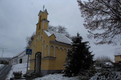 Na Českokrumlovsku sníh položil na vozovky více než třicítku stromů