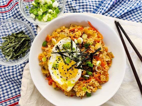 Korejská smažená rýže s kimchi - Recepty ze sapy