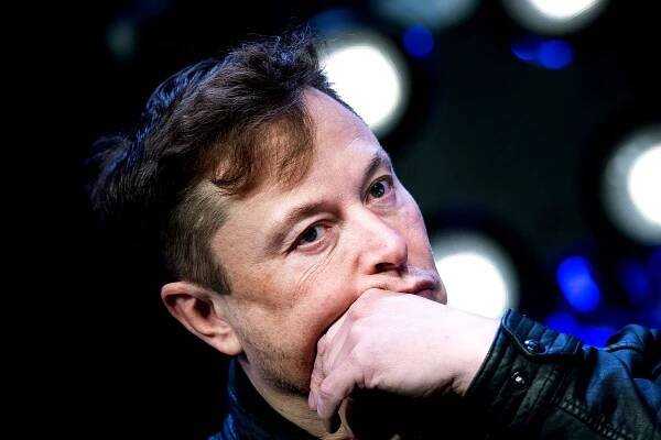Elon Musk Now Owns Twitter
