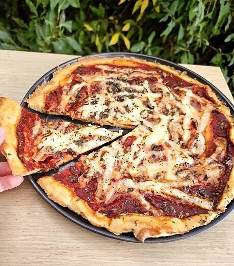 Zdravá domácí pizza z cottage sýru s toppingem
