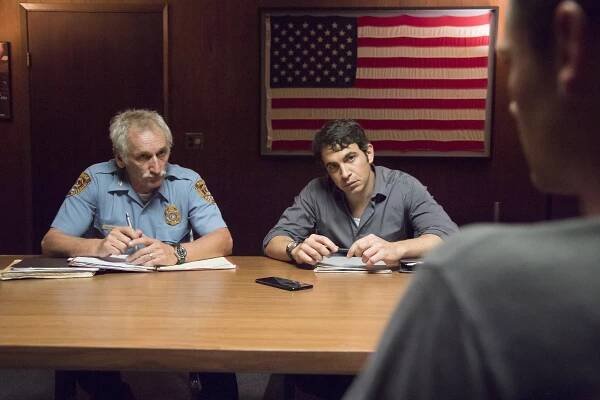 Ostré předměty - Milk - Z filmu - Matt Craven, Chris Messina