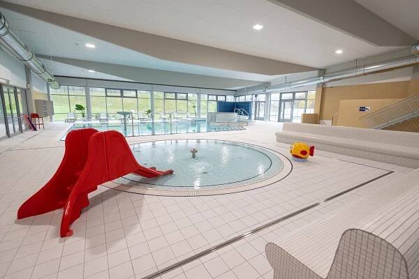 Krytý bazén ve Šternberku je hotový a má i ceník. Takto vypadá nové aquacentrum