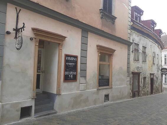 Podniky ve Znojmě, které s městem spolupracují na projektu WC Gratis. Na snímku Na snímku kavárna Káva na Knopp v Malé Michalské.