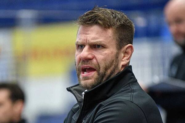 Utkání 38. kola hokejové extraligy: HC Vítkovice Ridera - HC Oceláři Třinec, 4. ledna 2022 v Ostravě. Trenér Třince Václav Varaďa.