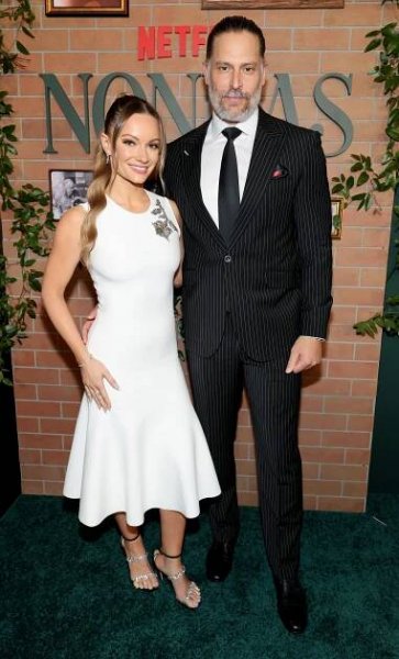 Nonnas World Premiere at The Paris Theater on April 30, 2025 in New York City - Caitlin O'Connor, Joe Manganiello - Babičky - Z akcí