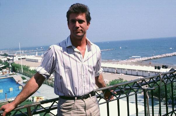 Soubor:Mel Gibson, 1985 01.jpg – Wikipedie